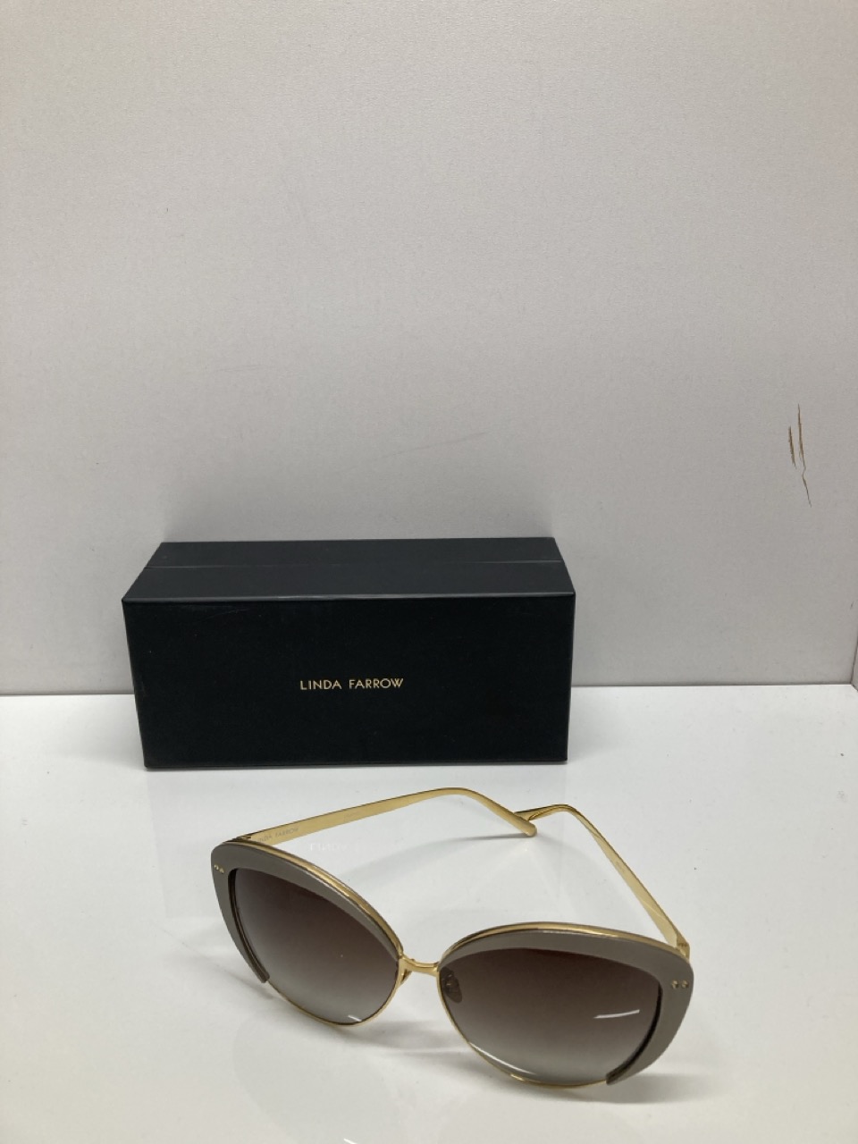 Lot 261  
            Edinburgh SR20 - Delivery Only 

                
LINDA FARROW 579 C5 CAT EYE SUNGLASSES IN GOLD METAL: LOCATION - TABLE 1
