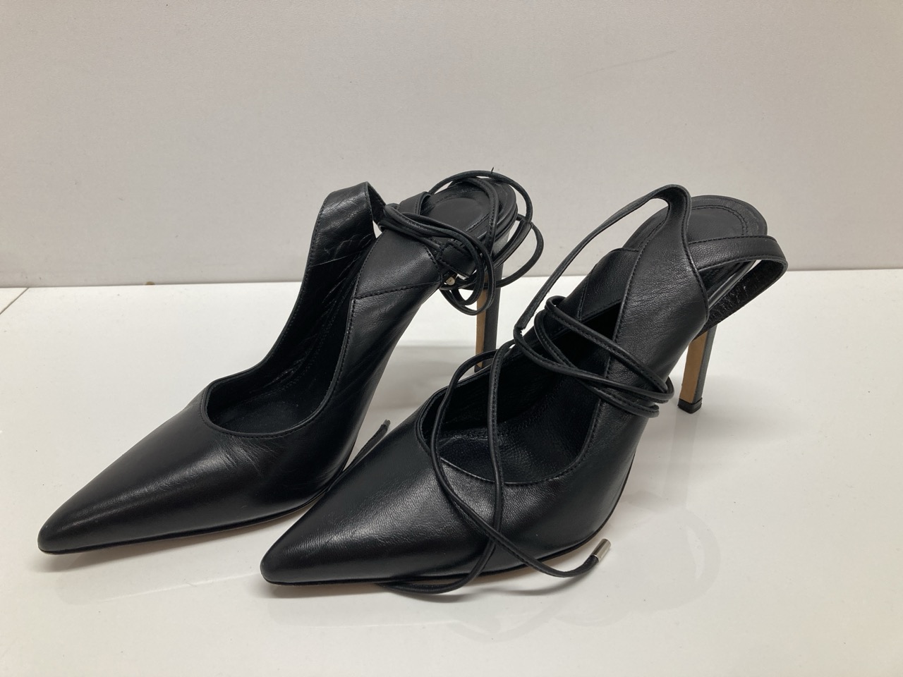Lot 262  
            Edinburgh SR20 - Delivery Only 

                
IRO SLINGBACK TIE AROUND PUMPS IN BLACK LEATHER SIZE UK 3: LOCATION - TABLE 1