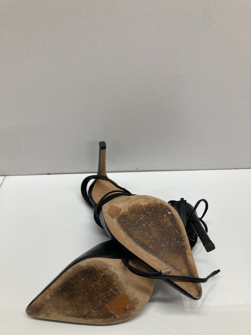 Lot 262  
            Edinburgh SR20 - Delivery Only 

                
IRO SLINGBACK TIE AROUND PUMPS IN BLACK LEATHER SIZE UK 3: LOCATION - TABLE 1