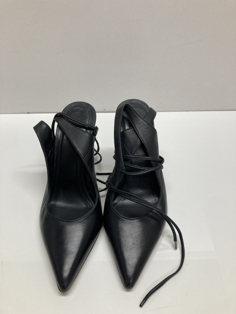 Lot 262  
            Edinburgh SR20 - Delivery Only 

                
IRO SLINGBACK TIE AROUND PUMPS IN BLACK LEATHER SIZE UK 3: LOCATION - TABLE 1
