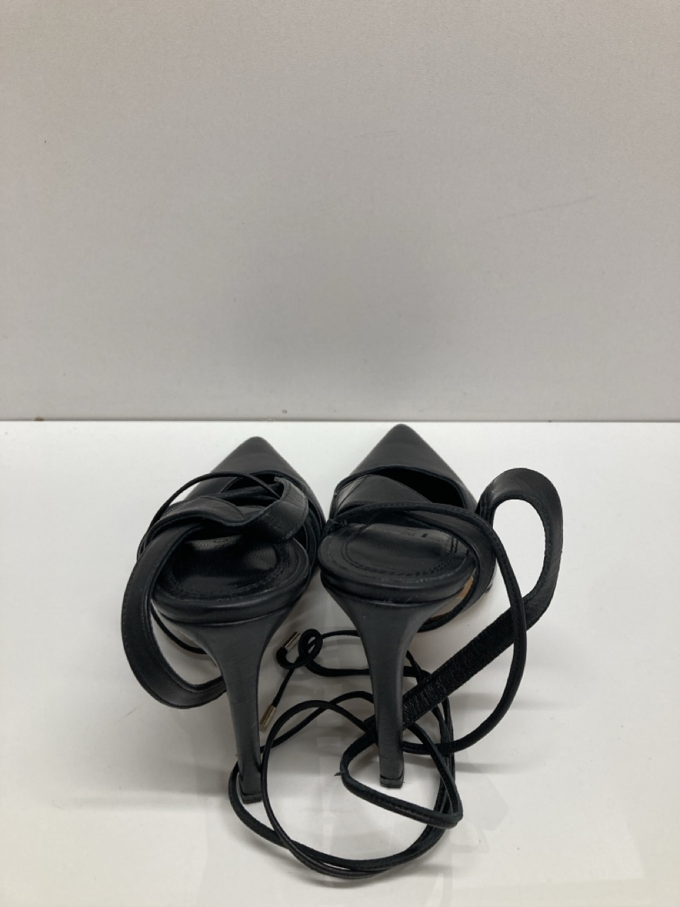 Lot 262  
            Edinburgh SR20 - Delivery Only 

                
IRO SLINGBACK TIE AROUND PUMPS IN BLACK LEATHER SIZE UK 3: LOCATION - TABLE 1