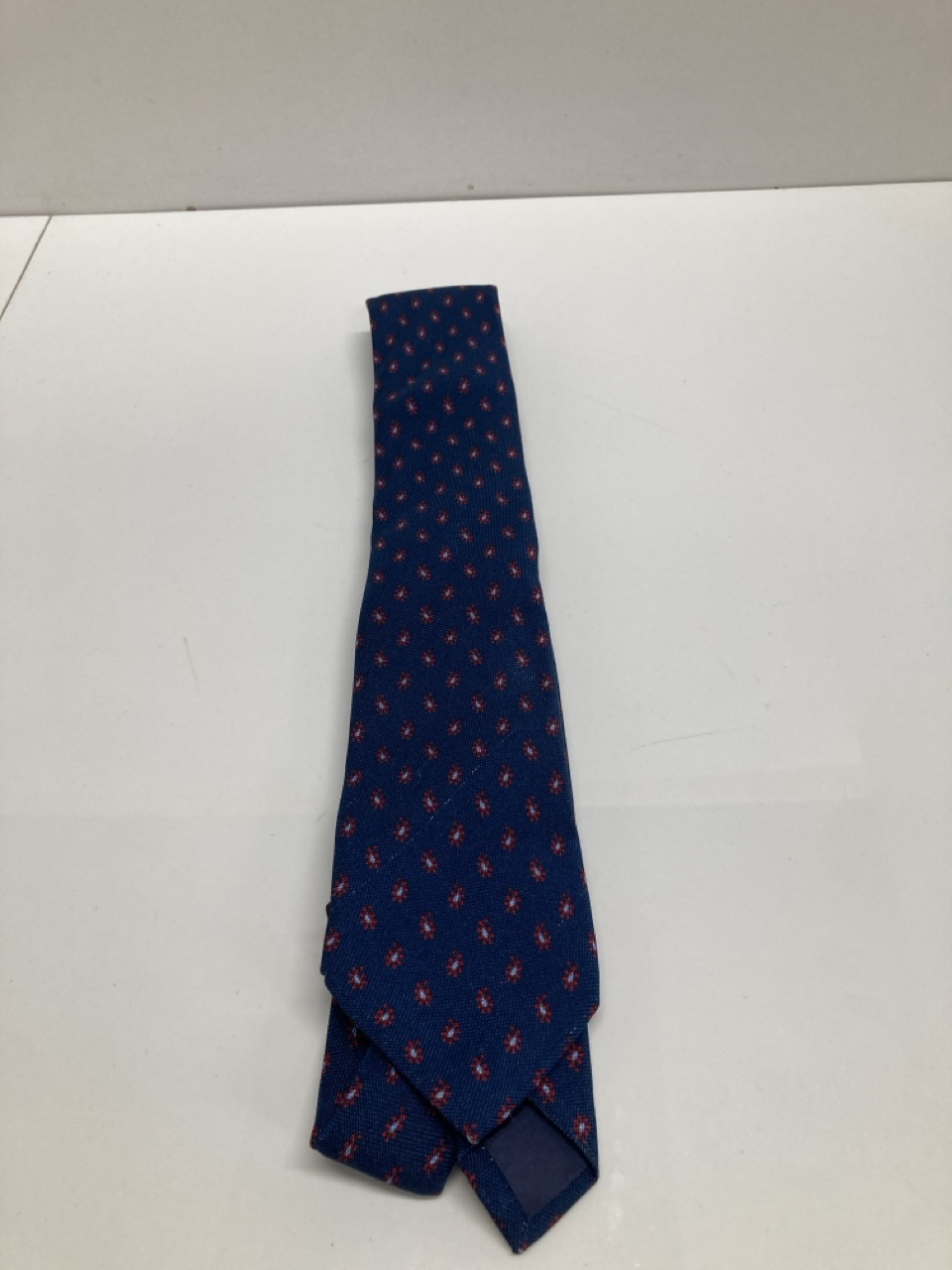 Lot 263  
            Edinburgh SR20 - Delivery Only 

                
CHURCH'S FORMAL PRINTED TIE IN BLUE PRINT SILK: LOCATION - TABLE 1