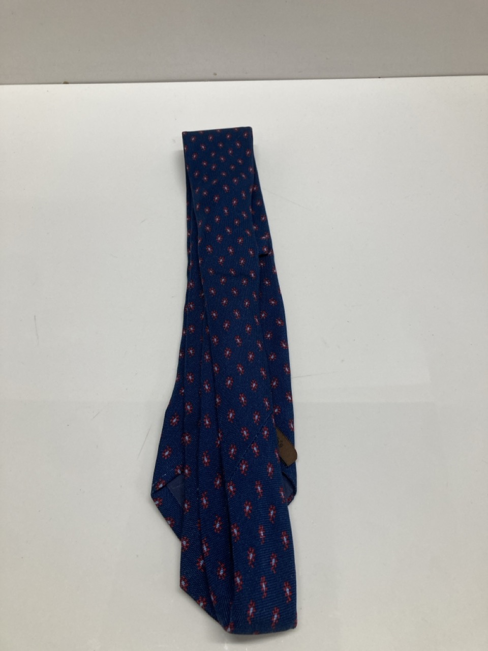Lot 263  
            Edinburgh SR20 - Delivery Only 

                
CHURCH'S FORMAL PRINTED TIE IN BLUE PRINT SILK: LOCATION - TABLE 1