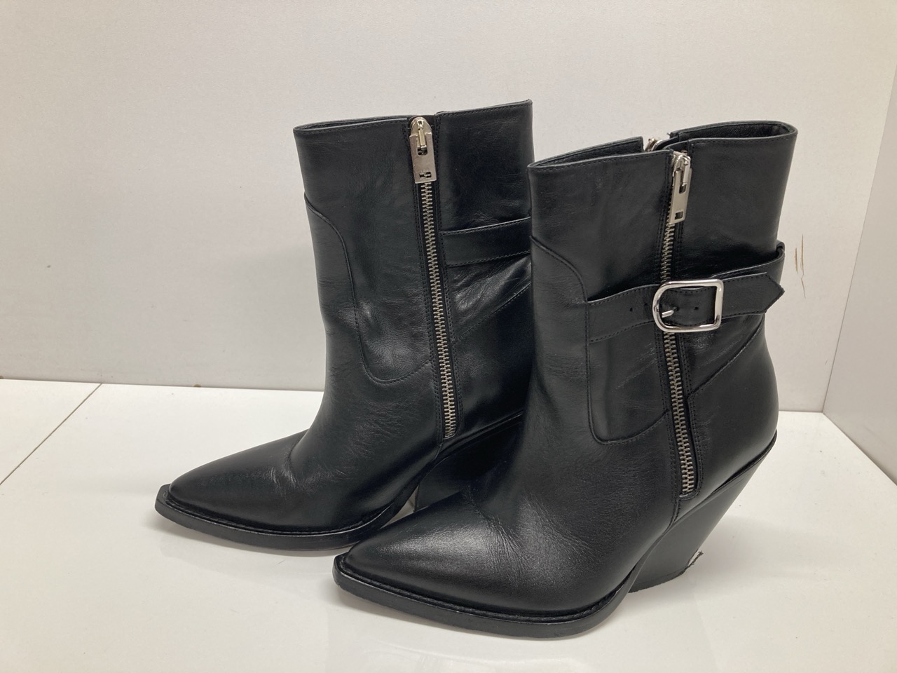 Lot 264  
            Edinburgh SR20 - Delivery Only 

                
IRO BOZON BUCKLED ANKLE BOOTS IN BLACK LEATHER SIZE UK 3: LOCATION - TABLE 1