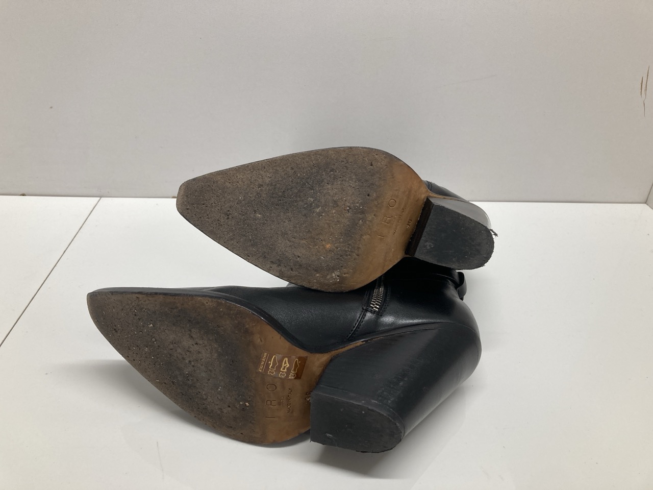 Lot 264  
            Edinburgh SR20 - Delivery Only 

                
IRO BOZON BUCKLED ANKLE BOOTS IN BLACK LEATHER SIZE UK 3: LOCATION - TABLE 1