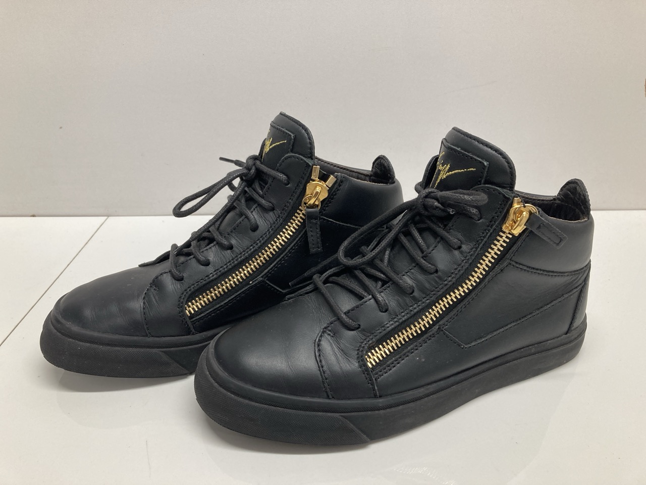 Lot 265  
            Edinburgh SR20 - Delivery Only 

                
GIUSEPPE ZANOTTI FRANKIE HIGH-TOP SNEAKERS IN BLACK LEATHER SIZE UK 5.5: LOCATION...