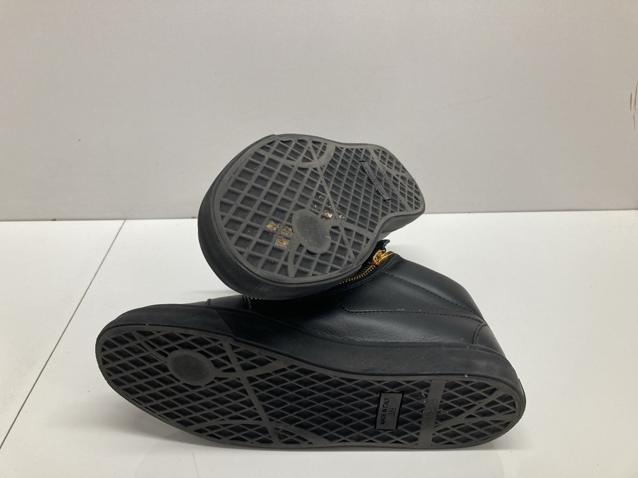 Lot 265  
            Edinburgh SR20 - Delivery Only 

                
GIUSEPPE ZANOTTI FRANKIE HIGH-TOP SNEAKERS IN BLACK LEATHER SIZE UK 5.5: LOCATION...