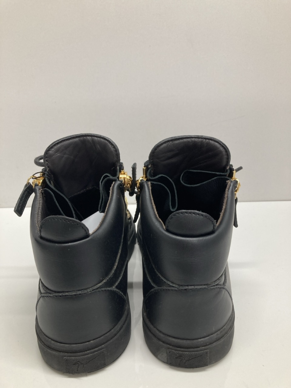 Lot 265  
            Edinburgh SR20 - Delivery Only 

                
GIUSEPPE ZANOTTI FRANKIE HIGH-TOP SNEAKERS IN BLACK LEATHER SIZE UK 5.5: LOCATION...