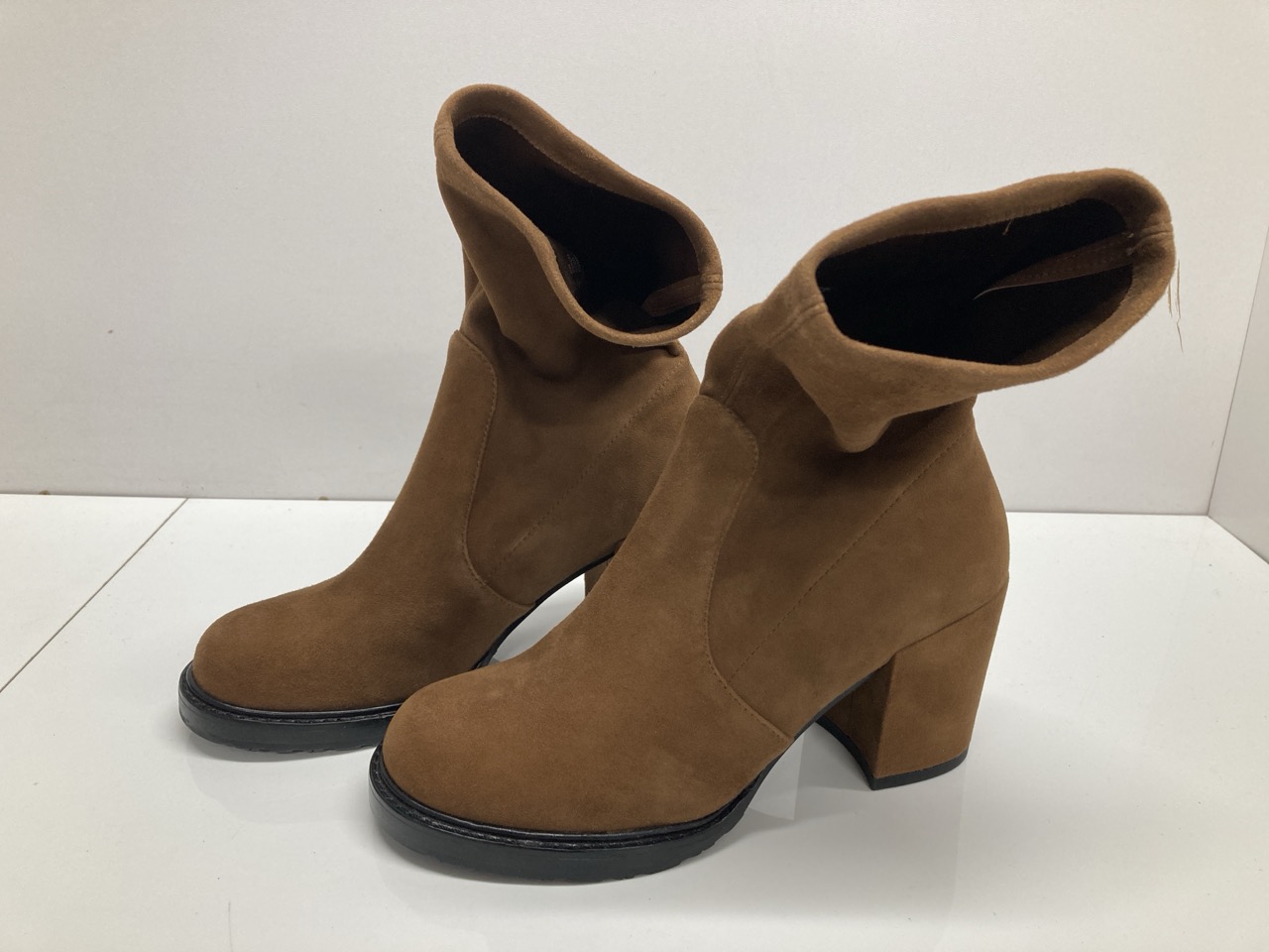 Lot 266  
            Edinburgh SR20 - Delivery Only 

                
STUART WEITZMAN DALENNA SOCK ANKLE BOOTS IN TAN SUEDE SIZE UK 5: LOCATION - TABLE 1