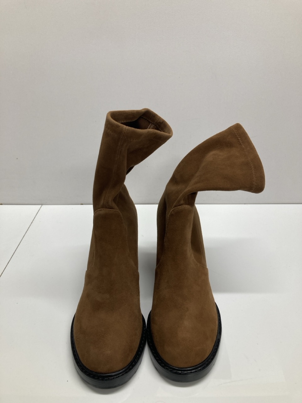 Lot 266  
            Edinburgh SR20 - Delivery Only 

                
STUART WEITZMAN DALENNA SOCK ANKLE BOOTS IN TAN SUEDE SIZE UK 5: LOCATION - TABLE 1
