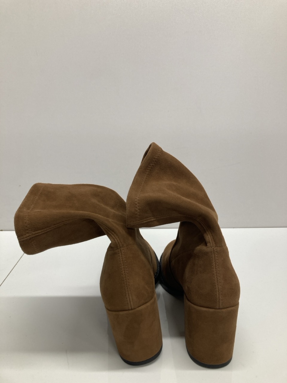 Lot 266  
            Edinburgh SR20 - Delivery Only 

                
STUART WEITZMAN DALENNA SOCK ANKLE BOOTS IN TAN SUEDE SIZE UK 5: LOCATION - TABLE 1