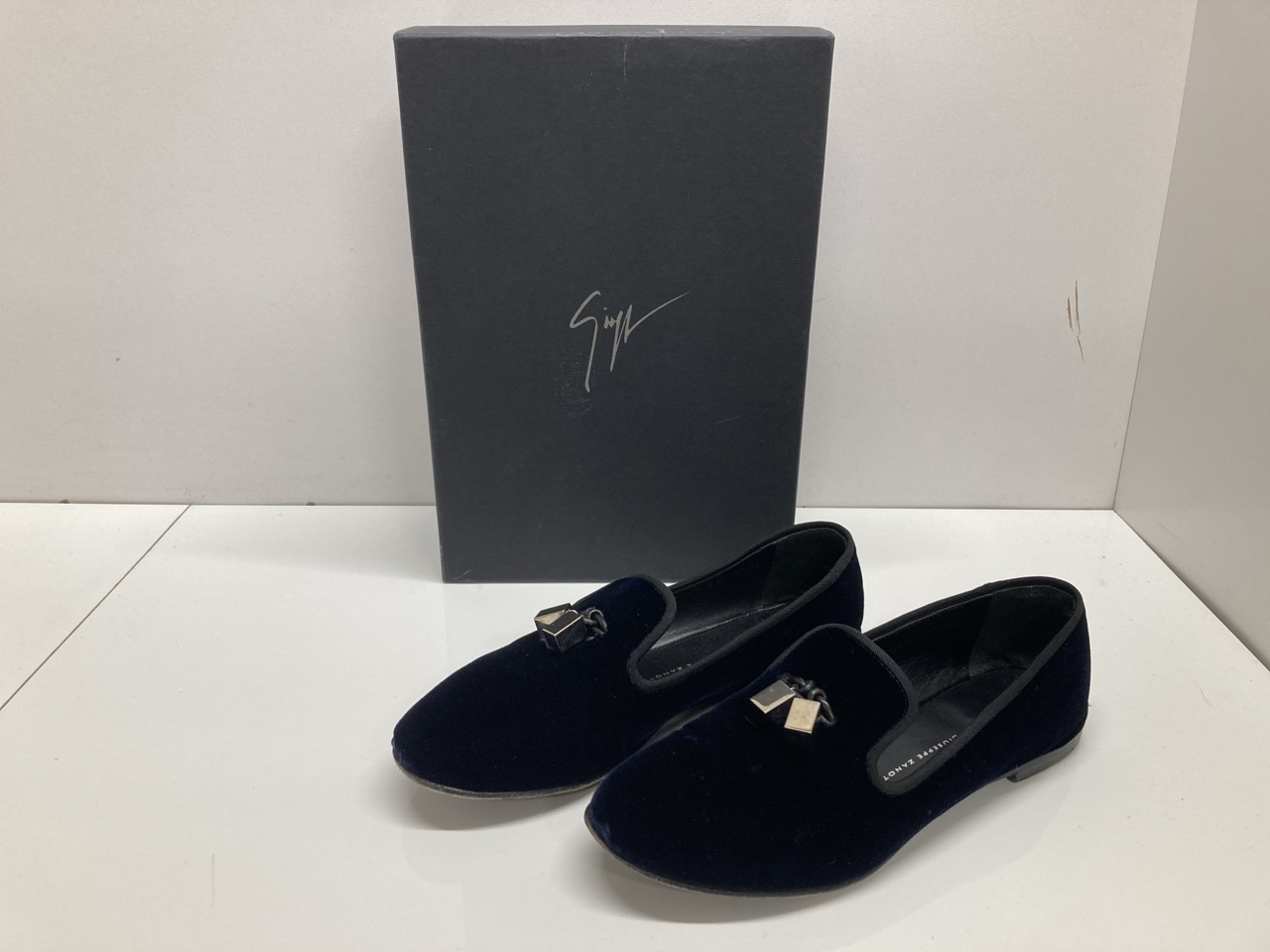Lot 267  
            Edinburgh SR20 - Delivery Only 

                
GIUSEPPE ZANOTTI VERONICA FLAT LOAFERS IN NAVY BLUE VELVET SIZE 35: LOCATION - TA...