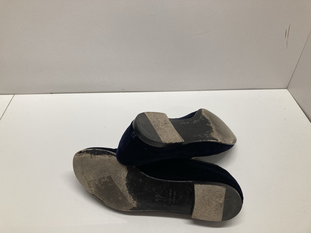 Lot 267  
            Edinburgh SR20 - Delivery Only 

                
GIUSEPPE ZANOTTI VERONICA FLAT LOAFERS IN NAVY BLUE VELVET SIZE 35: LOCATION - TA...