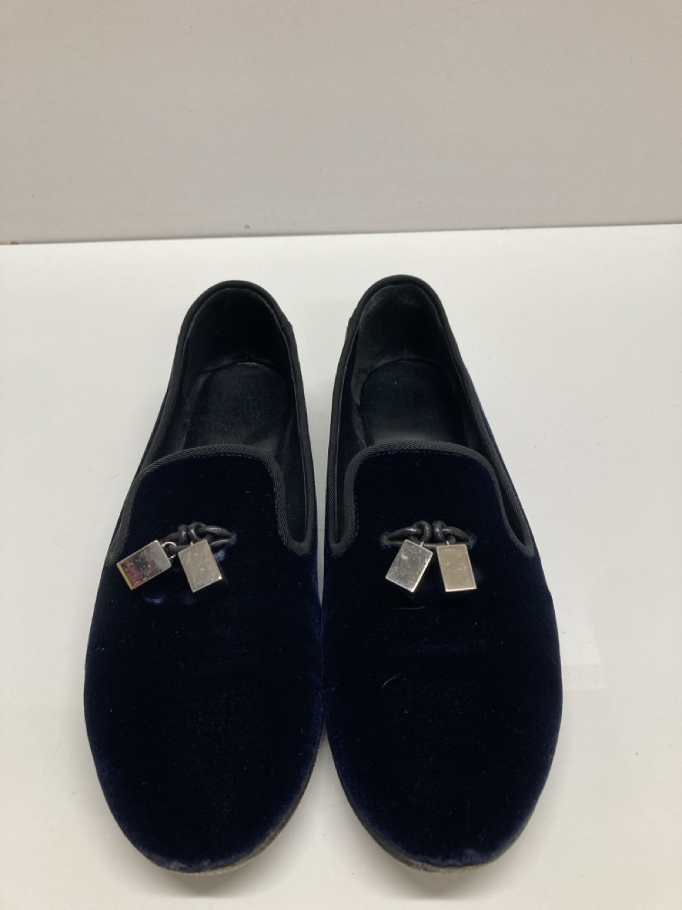 Lot 267  
            Edinburgh SR20 - Delivery Only 

                
GIUSEPPE ZANOTTI VERONICA FLAT LOAFERS IN NAVY BLUE VELVET SIZE 35: LOCATION - TA...