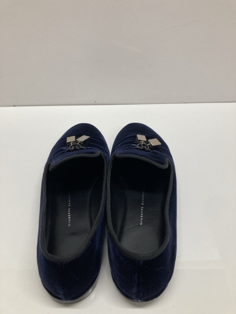 Lot 267  
            Edinburgh SR20 - Delivery Only 

                
GIUSEPPE ZANOTTI VERONICA FLAT LOAFERS IN NAVY BLUE VELVET SIZE 35: LOCATION - TA...