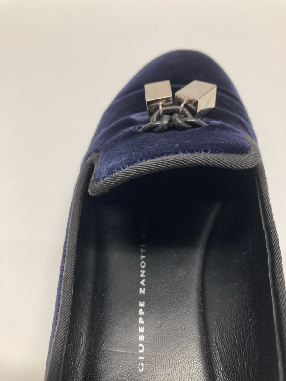 Lot 267  
            Edinburgh SR20 - Delivery Only 

                
GIUSEPPE ZANOTTI VERONICA FLAT LOAFERS IN NAVY BLUE VELVET SIZE 35: LOCATION - TA...