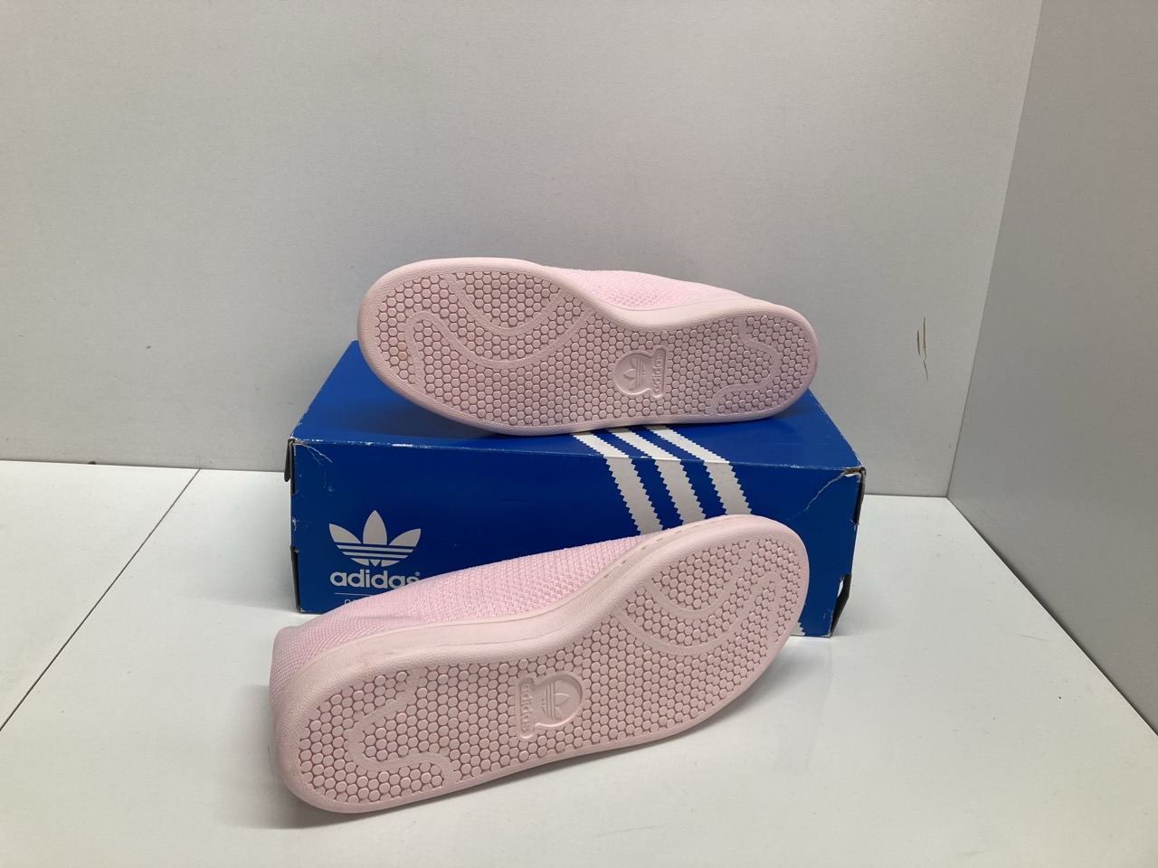 Lot 268  
            Edinburgh SR20 - Delivery Only 

                
ADIDAS STAN SMITH SNEAKERS IN PINK PRIMEKNIT FABRIC SIZE UK 8.5: LOCATION - TABLE 1