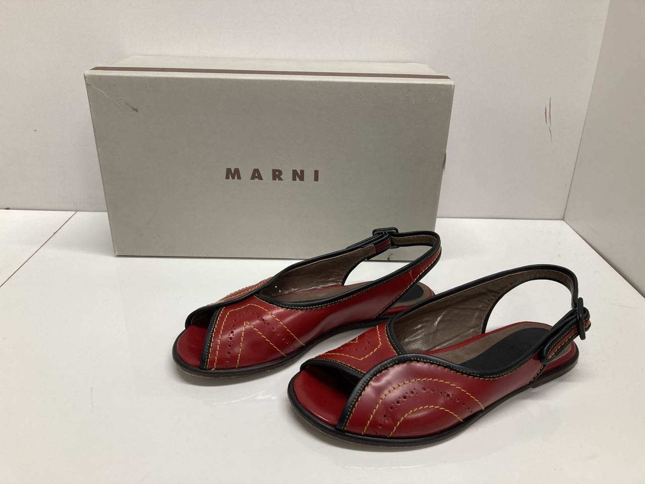 Lot 269  
            Edinburgh SR20 - Delivery Only 

                
MARNI SLINGBACK PEEP TOE FLATS IN RED LEATHER SIZE UK 3: LOCATION - TABLE 1