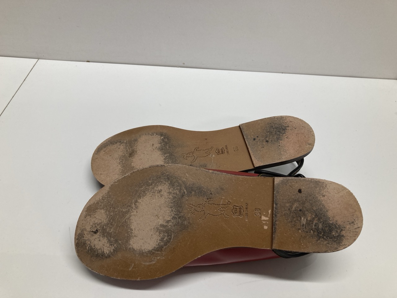 Lot 269  
            Edinburgh SR20 - Delivery Only 

                
MARNI SLINGBACK PEEP TOE FLATS IN RED LEATHER SIZE UK 3: LOCATION - TABLE 1