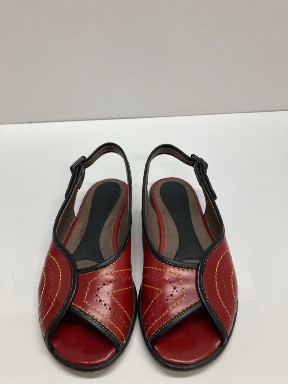Lot 269  
            Edinburgh SR20 - Delivery Only 

                
MARNI SLINGBACK PEEP TOE FLATS IN RED LEATHER SIZE UK 3: LOCATION - TABLE 1