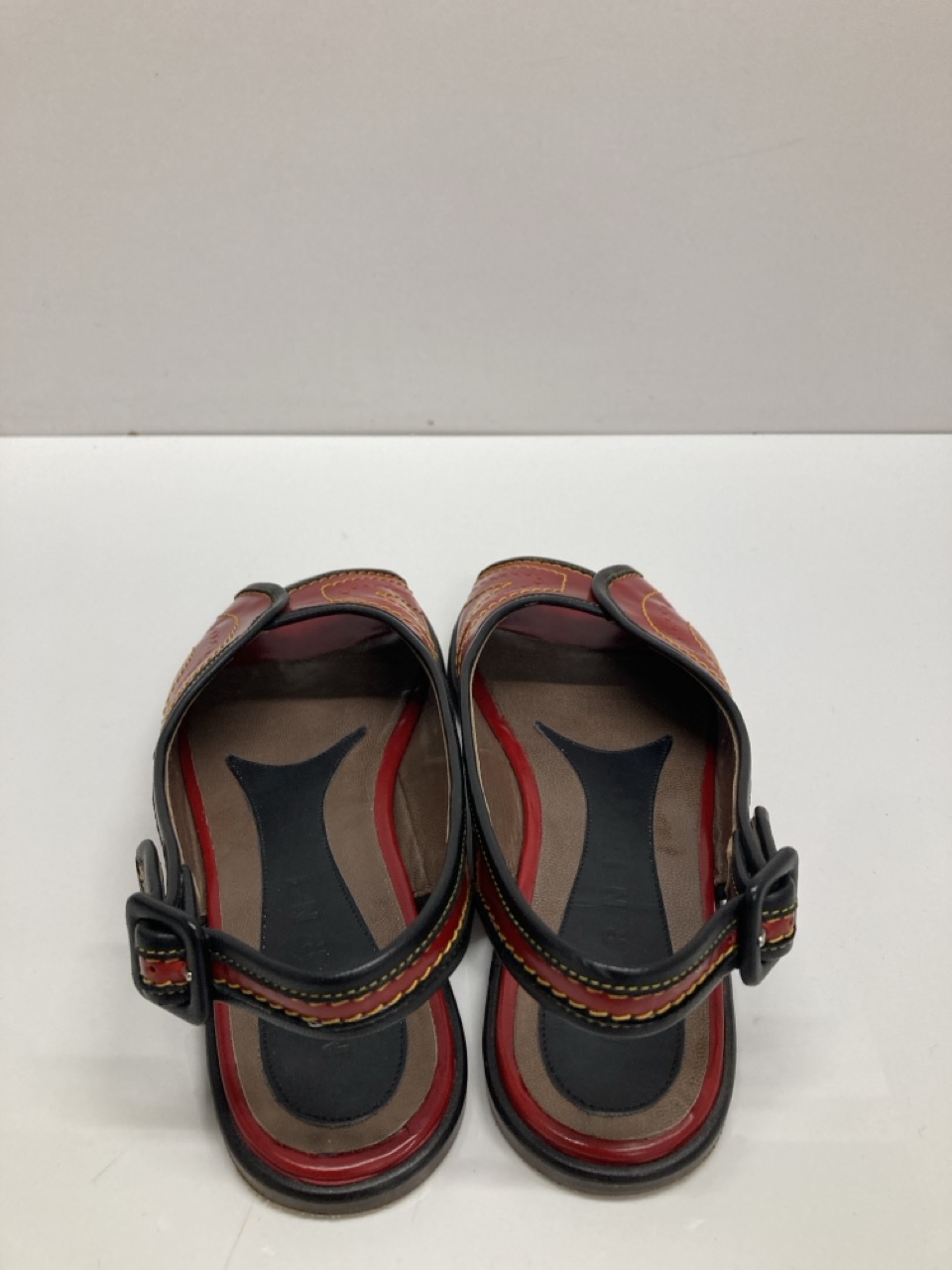 Lot 269  
            Edinburgh SR20 - Delivery Only 

                
MARNI SLINGBACK PEEP TOE FLATS IN RED LEATHER SIZE UK 3: LOCATION - TABLE 1