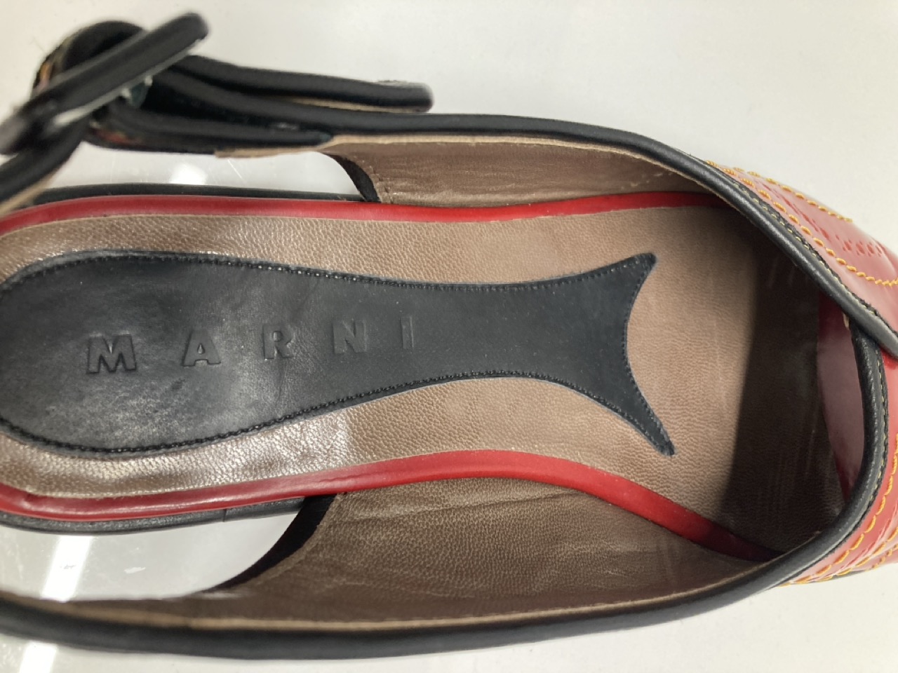 Lot 269  
            Edinburgh SR20 - Delivery Only 

                
MARNI SLINGBACK PEEP TOE FLATS IN RED LEATHER SIZE UK 3: LOCATION - TABLE 1