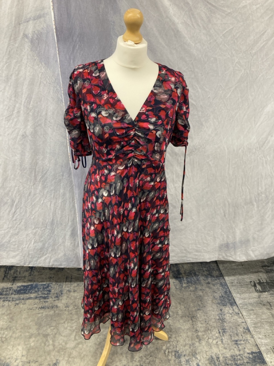 Lot 26  
            Edinburgh SR20 - Delivery Only 

                
DIANE VON FURSTENBERG ELEONORA RUCHED MIDI DRESS IN RED PRINT VISCOSE SIZE 6: LOC...