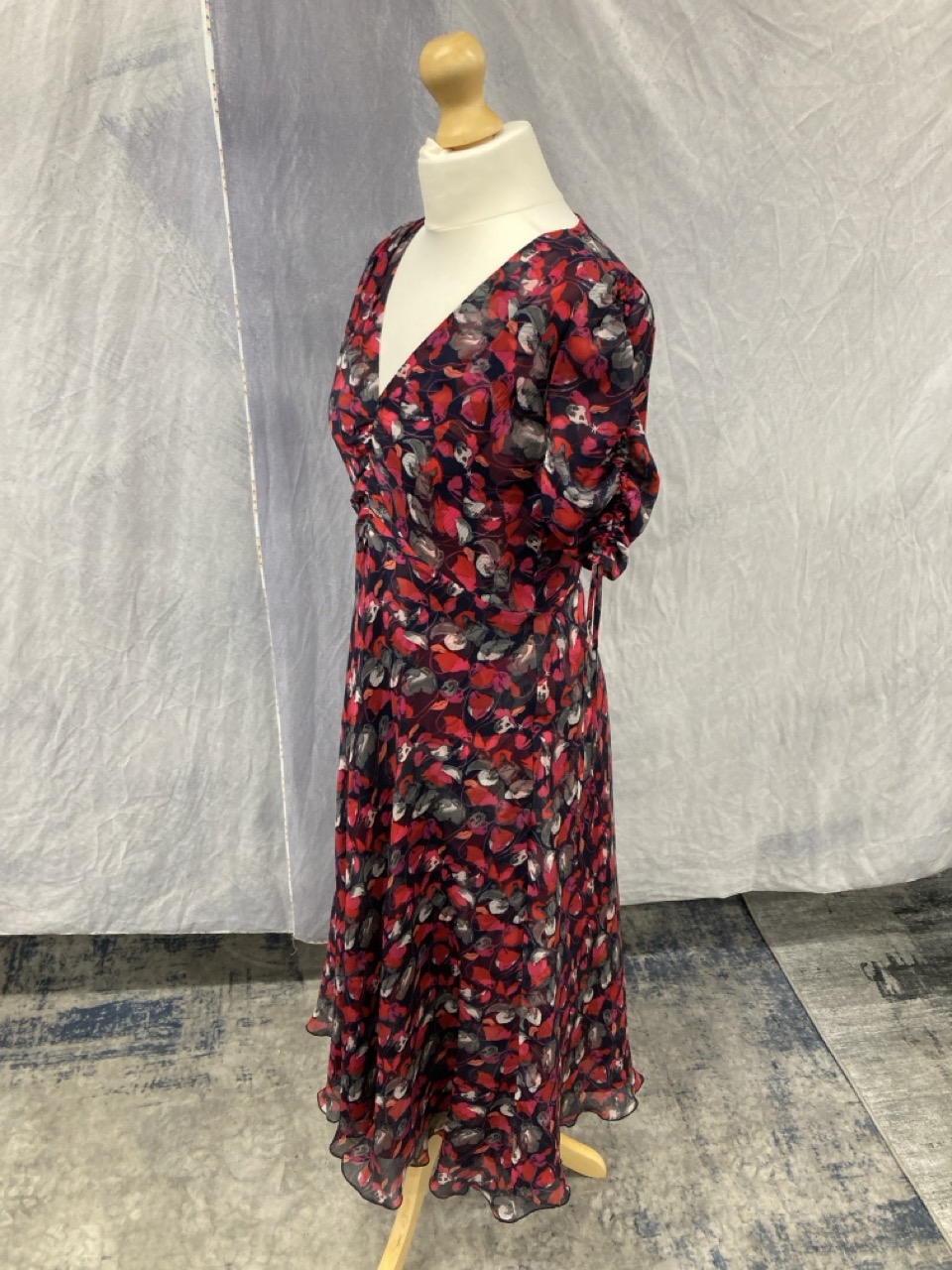 Lot 26  
            Edinburgh SR20 - Delivery Only 

                
DIANE VON FURSTENBERG ELEONORA RUCHED MIDI DRESS IN RED PRINT VISCOSE SIZE 6: LOC...
