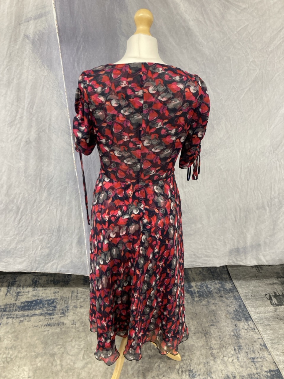 Lot 26  
            Edinburgh SR20 - Delivery Only 

                
DIANE VON FURSTENBERG ELEONORA RUCHED MIDI DRESS IN RED PRINT VISCOSE SIZE 6: LOC...