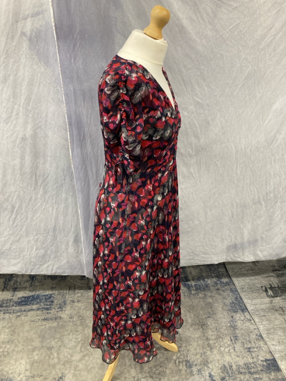 Lot 26  
            Edinburgh SR20 - Delivery Only 

                
DIANE VON FURSTENBERG ELEONORA RUCHED MIDI DRESS IN RED PRINT VISCOSE SIZE 6: LOC...