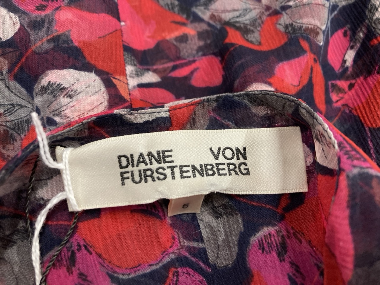 Lot 26  
            Edinburgh SR20 - Delivery Only 

                
DIANE VON FURSTENBERG ELEONORA RUCHED MIDI DRESS IN RED PRINT VISCOSE SIZE 6: LOC...