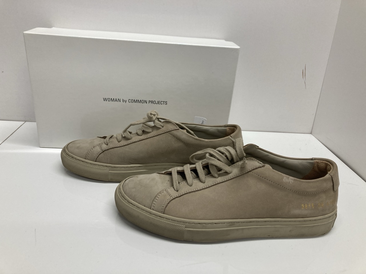 Lot 270  
            Edinburgh SR20 - Delivery Only 

                
COMMON PROJECTS ORIGINAL ACHILLES LOW SNEAKERS IN BEIGE SUEDE SIZE UK 4: LOCATION...