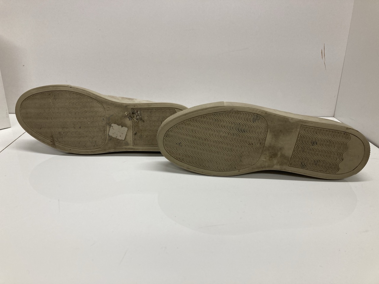 Lot 270  
            Edinburgh SR20 - Delivery Only 

                
COMMON PROJECTS ORIGINAL ACHILLES LOW SNEAKERS IN BEIGE SUEDE SIZE UK 4: LOCATION...