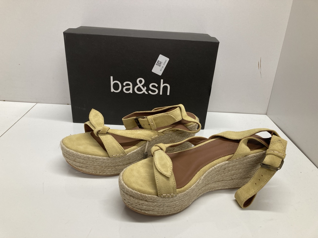 Lot 272  
            Edinburgh SR20 - Delivery Only 

                
BA&SH ANKLE STRAP WEDGE ESPADRILLES IN BEIGE SUEDE SIZE UK 4: LOCATION - TABLE 1