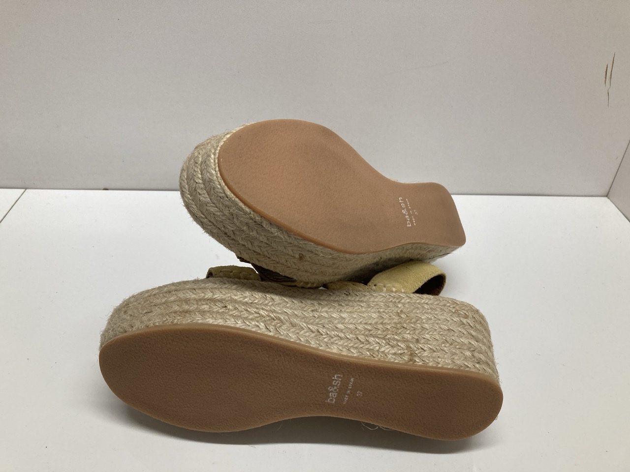 Lot 272  
            Edinburgh SR20 - Delivery Only 

                
BA&SH ANKLE STRAP WEDGE ESPADRILLES IN BEIGE SUEDE SIZE UK 4: LOCATION - TABLE 1
