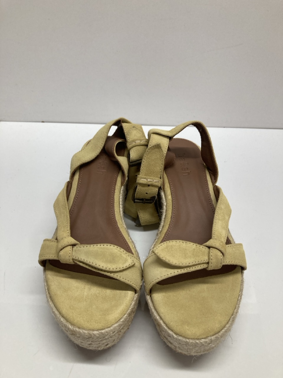 Lot 272  
            Edinburgh SR20 - Delivery Only 

                
BA&SH ANKLE STRAP WEDGE ESPADRILLES IN BEIGE SUEDE SIZE UK 4: LOCATION - TABLE 1