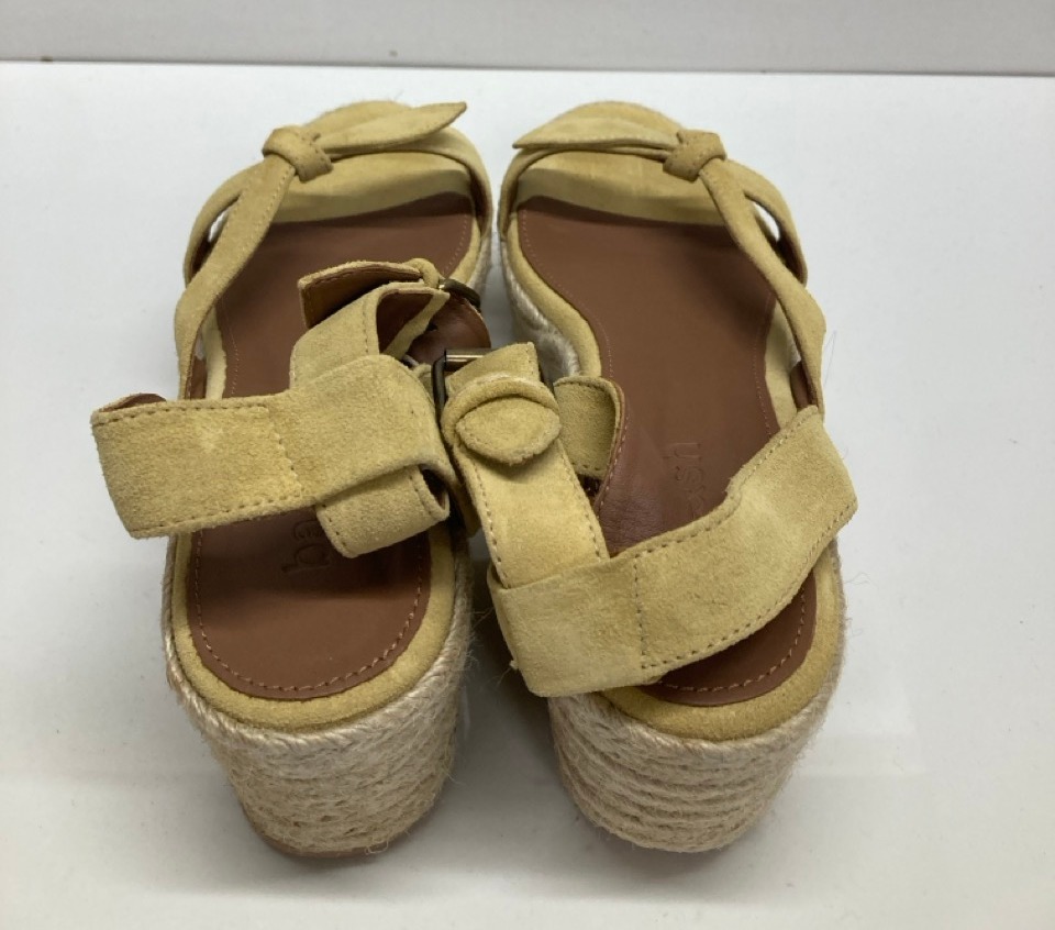 Lot 272  
            Edinburgh SR20 - Delivery Only 

                
BA&SH ANKLE STRAP WEDGE ESPADRILLES IN BEIGE SUEDE SIZE UK 4: LOCATION - TABLE 1