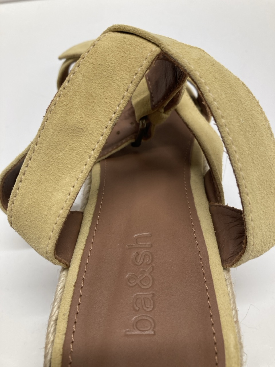 Lot 272  
            Edinburgh SR20 - Delivery Only 

                
BA&SH ANKLE STRAP WEDGE ESPADRILLES IN BEIGE SUEDE SIZE UK 4: LOCATION - TABLE 1