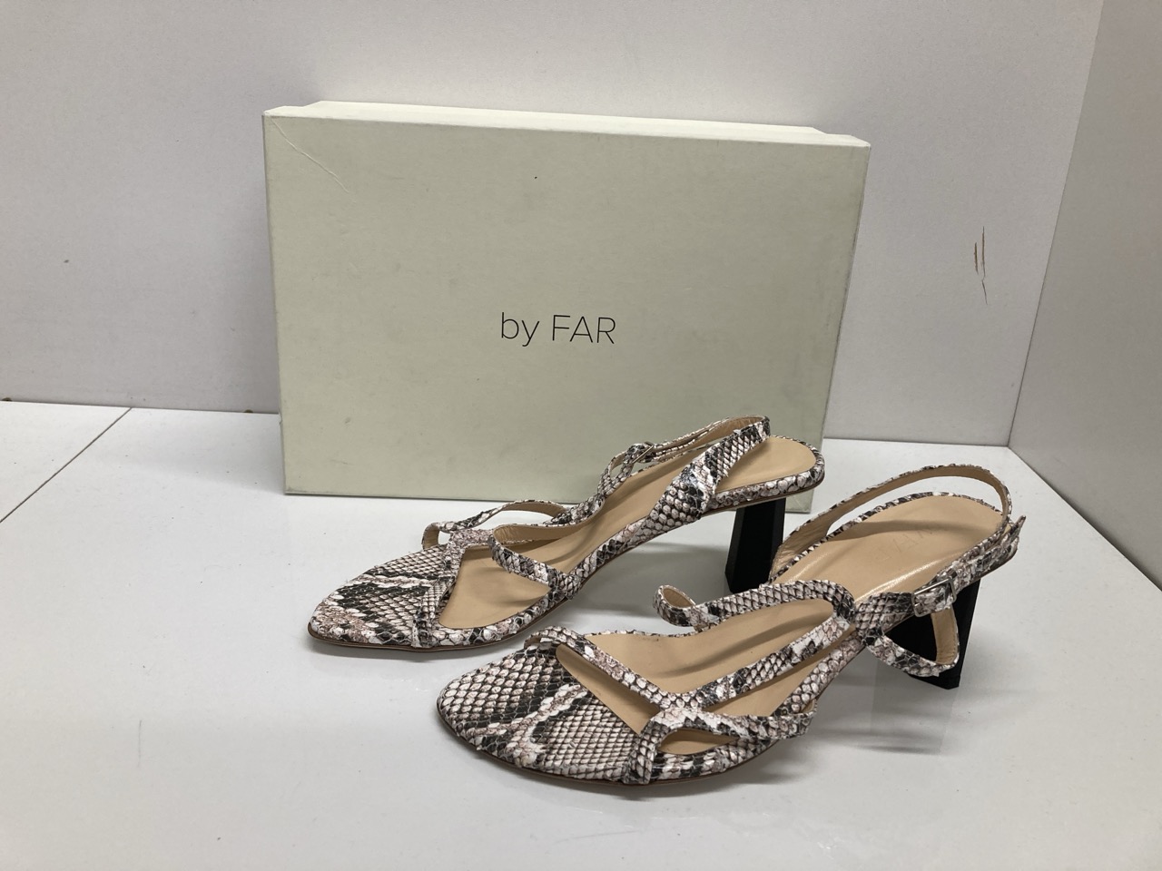 Lot 273  
            Edinburgh SR20 - Delivery Only 

                
BY FAR BRIGETTE SNAKE-EFFECT SLINGBACK SANDALS IN MULTICOLOR LEATHER SIZE UK 5: L...