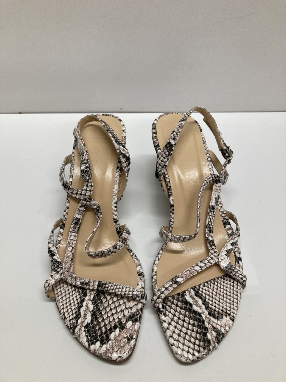 Lot 273  
            Edinburgh SR20 - Delivery Only 

                
BY FAR BRIGETTE SNAKE-EFFECT SLINGBACK SANDALS IN MULTICOLOR LEATHER SIZE UK 5: L...