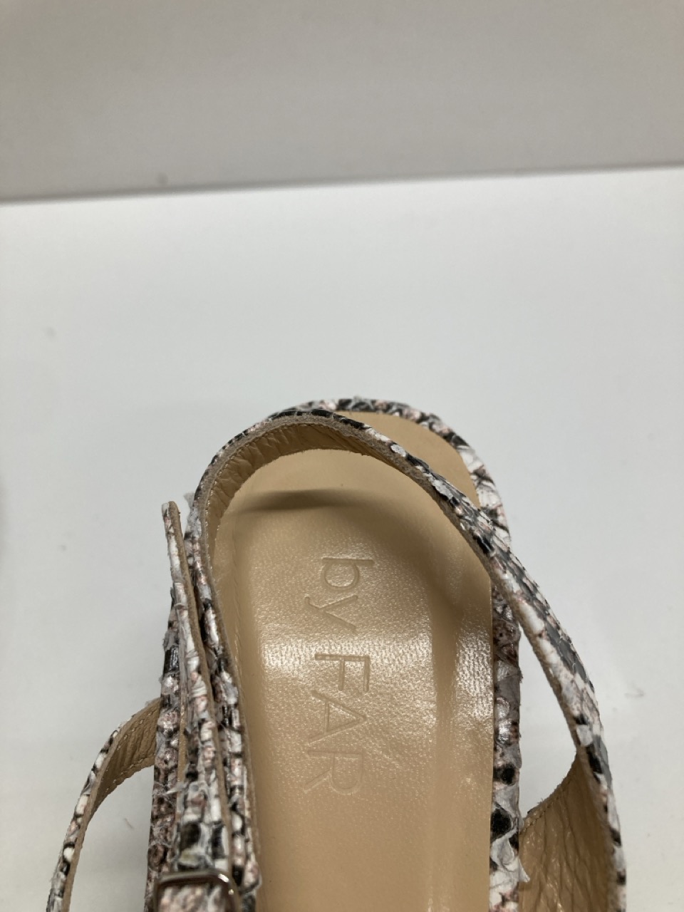 Lot 273  
            Edinburgh SR20 - Delivery Only 

                
BY FAR BRIGETTE SNAKE-EFFECT SLINGBACK SANDALS IN MULTICOLOR LEATHER SIZE UK 5: L...