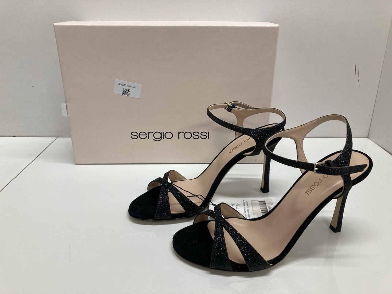 Lot 274  
            Edinburgh SR20 - Delivery Only 

                
SERGIO ROSSI GLITTERED WOVEN SANDALS IN BLACK LEATHER SIZE 35: LOCATION - TABLE 1