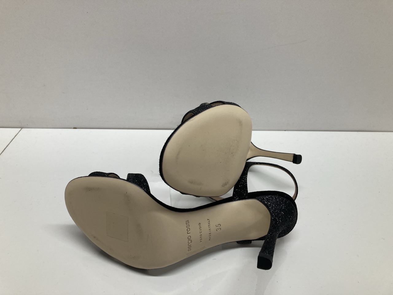 Lot 274  
            Edinburgh SR20 - Delivery Only 

                
SERGIO ROSSI GLITTERED WOVEN SANDALS IN BLACK LEATHER SIZE 35: LOCATION - TABLE 1