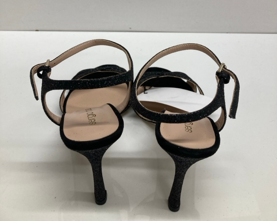 Lot 274  
            Edinburgh SR20 - Delivery Only 

                
SERGIO ROSSI GLITTERED WOVEN SANDALS IN BLACK LEATHER SIZE 35: LOCATION - TABLE 1