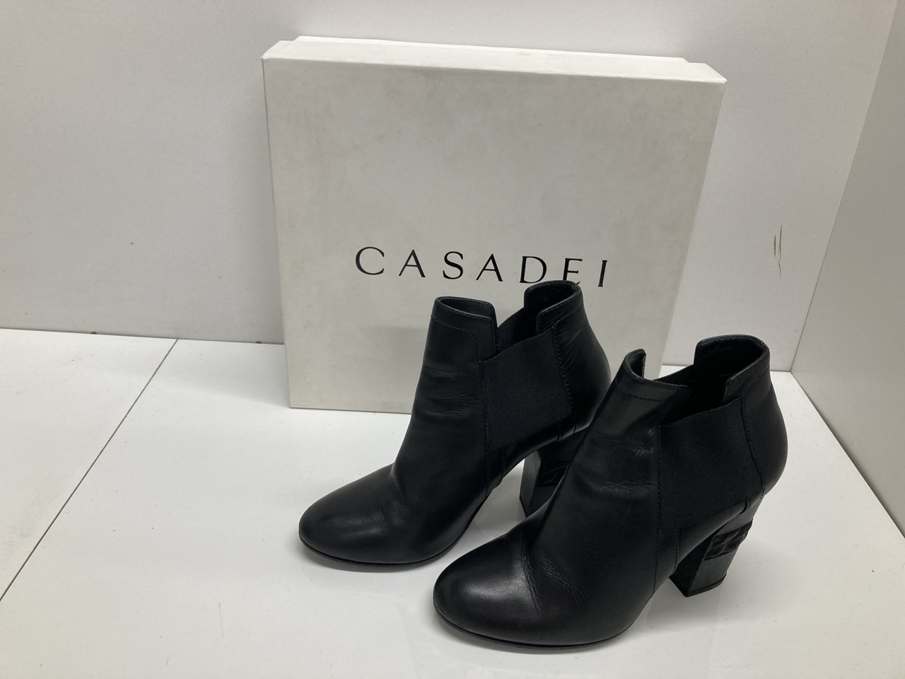 Lot 276  
            Edinburgh SR20 - Delivery Only 

                
CASADEI BLOCK HEEL ANKLE BOOTS IN BLACK LEATHER SIZE UK 3: LOCATION - TABLE 2