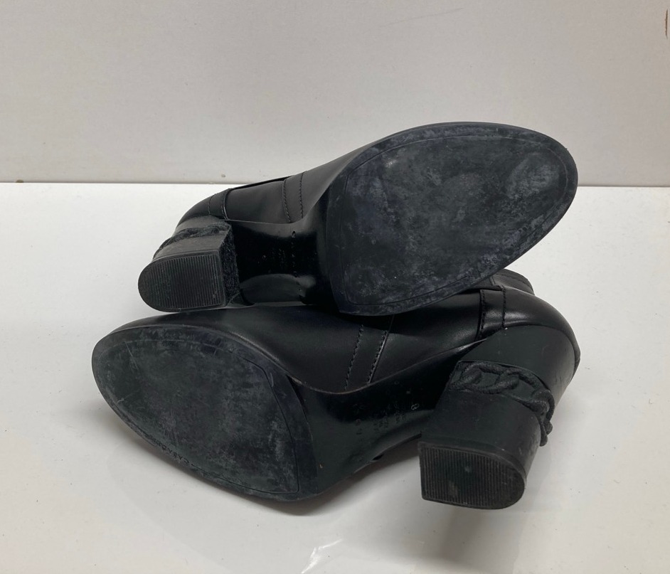 Lot 276  
            Edinburgh SR20 - Delivery Only 

                
CASADEI BLOCK HEEL ANKLE BOOTS IN BLACK LEATHER SIZE UK 3: LOCATION - TABLE 2