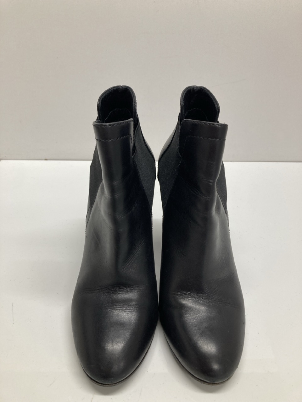 Lot 276  
            Edinburgh SR20 - Delivery Only 

                
CASADEI BLOCK HEEL ANKLE BOOTS IN BLACK LEATHER SIZE UK 3: LOCATION - TABLE 2