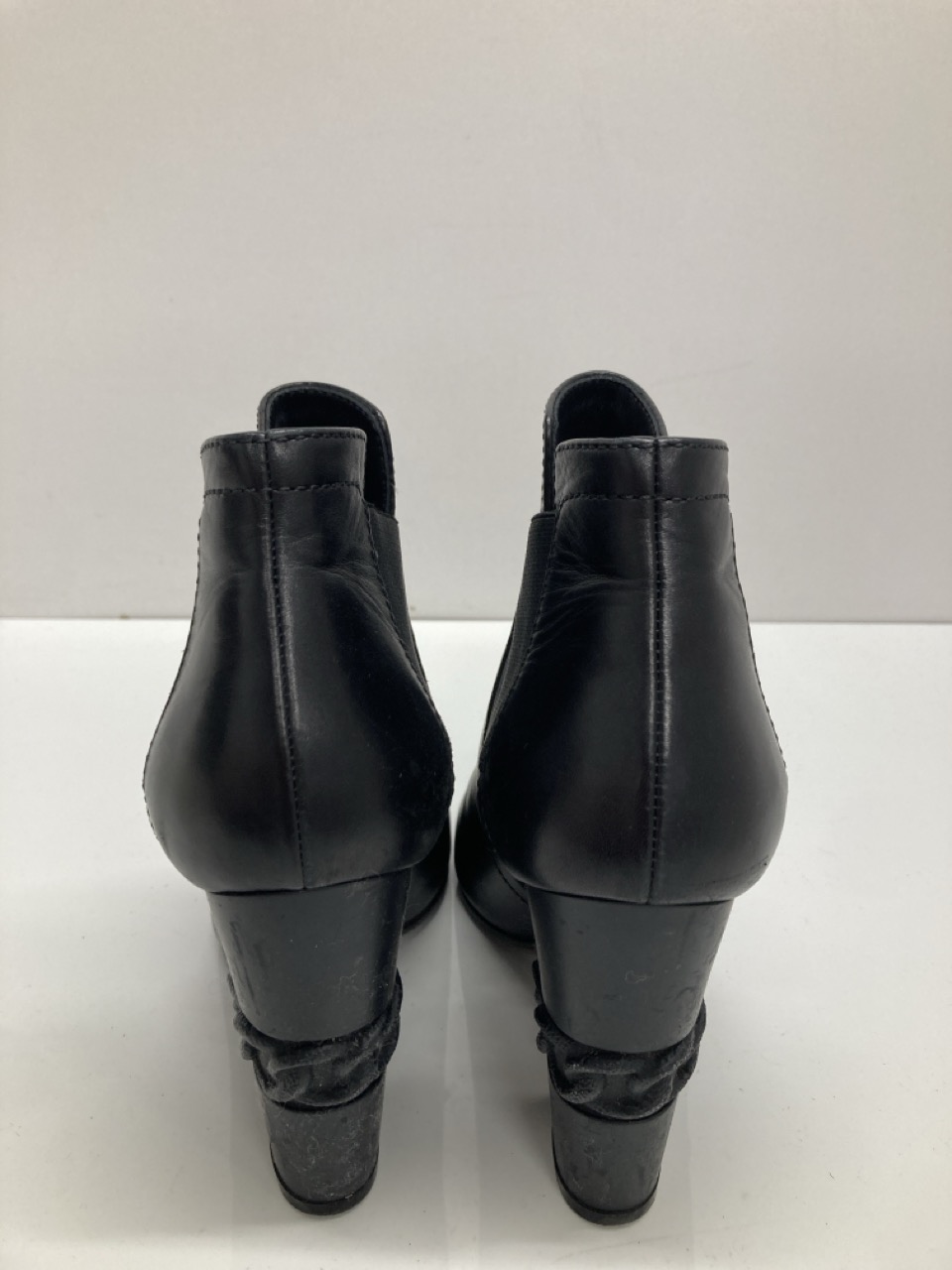 Lot 276  
            Edinburgh SR20 - Delivery Only 

                
CASADEI BLOCK HEEL ANKLE BOOTS IN BLACK LEATHER SIZE UK 3: LOCATION - TABLE 2