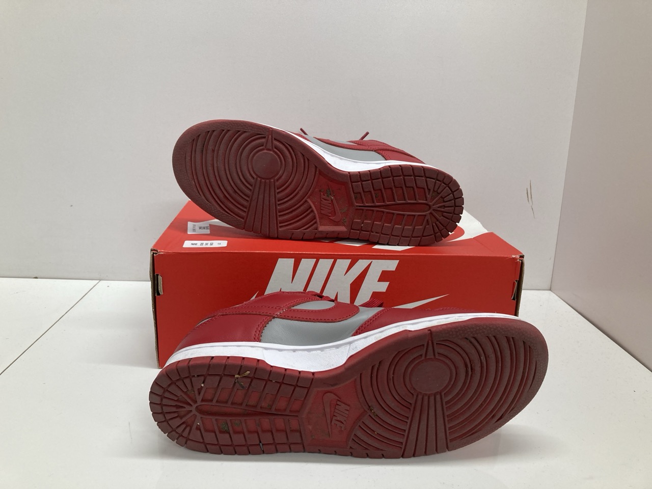 Lot 277  
            Edinburgh SR20 - Delivery Only 

                
NIKE DUNK LOW UNLV SNEAKERS IN GREY LEATHER SIZE UK 6.5: LOCATION - TABLE 2
