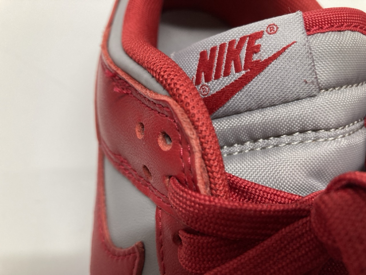 Lot 277  
            Edinburgh SR20 - Delivery Only 

                
NIKE DUNK LOW UNLV SNEAKERS IN GREY LEATHER SIZE UK 6.5: LOCATION - TABLE 2